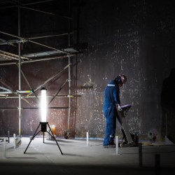 GLOBOSTAR® WORKINGLIGHT 99051 Προβολέας Εργασίας με Τρίποδο LED 65W 6000lm 360° AC 220-240V Αδιάβροχο IP65 IK08 Ψυχρό Λευκό 6000
